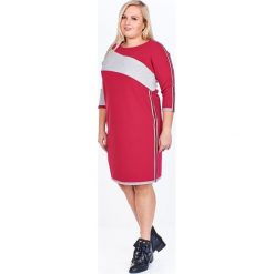 Dwukolorowa sukienka o lekko sportowym kroju z lampasami po bokach oraz na rękawie o długości 3/4 różowy. Różowe sukienki damskie N/A, plus size, bez wzorów, z elastanu, sportowe, bez kołnierzyka, plus size, bez rękawów, sportowe. Za 129,10 zł.
