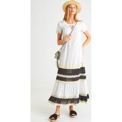 SUKIENKA U&B twinset. Białe sukienki damskie Twinset U&B, na co dzień, xs, w koronkowe wzory, z materiału, z okrągłym kołnierzem, z długim rękawem, długie, mini, proste. Za 755,10 zł.