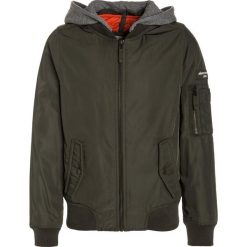 Abercrombie & Fitch TWOFER Kurtka zimowa olive/orange. Zielone kurtki męskie marki Abercrombie & Fitch, na zimę, z poliesteru. W wyprzedaży za 258,30 zł.