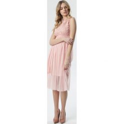 Różowa Sukienka Ortiz. Różowe sukienki damskie Born2be, na wesele, s, bez wzorów, z koronki, wizytowe, ze stójką, bez rękawów, midi, rozkloszowane. Za 119,99 zł.