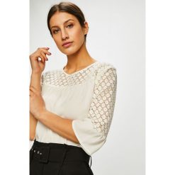 Jacqueline de Yong - Bluzka. Czarne bluzki damskie Jacqueline de Yong, w koronkowe wzory, z bawełny, casualowe, z okrągłym kołnierzem. W wyprzedaży za 59,90 zł.