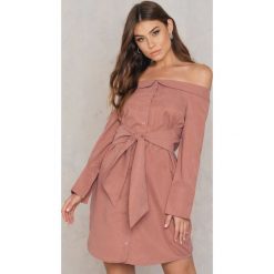 Sukienki: Boohoo Sukienka z odsłoniętymi ramionami – Brown,Pink