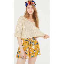 Krótki szydełkowy sweter. Szare swetry klasyczne damskie marki Pull&Bear. Za 41,90 zł.