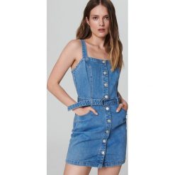 Jeansowa sukienka mini z paskiem - Niebieski. Niebieskie sukienki damskie Cropp, s, bez wzorów, z jeansu, bez kołnierzyka, bez rękawów, mini. W wyprzedaży za 83,99 zł.