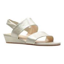 Skórzane sandały w kolorze srebrnym. Sandały damskie Clarks, Wojas. W wyprzedaży za 229,95 zł.