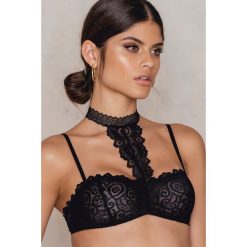 Biustonosze bardotka: NA-KD Lingerie Koronkowy biustonosz z chokerem – Black