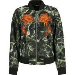 Kurtka bomber Guess W92L59 WBFQ0. Zielone kurtki damskie Guess, s, z aplikacjami, z poliesteru, bez kaptura. W wyprzedaży za 399,00 zł.
