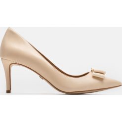 Beżowe czółenka damskie. Brązowe czółenka peep toe marki Kazar, ze skóry, na wysokim obcasie, na obcasie. Za 499,00 zł.