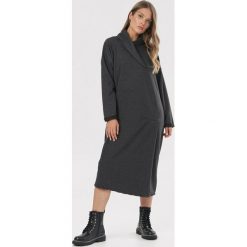 Szara Sukienka Lorenoe. Szare sukienki damskie Born2be, xl, bez wzorów, z dzianiny, bez kołnierzyka, bez rękawów. Za 99,99 zł.