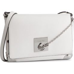 Torebka CALVIN KLEIN - Ck Lock Med Flap Crossbody K60K605060 107. Białe torebki klasyczne damskie Calvin Klein, na co dzień, bez wzorów, ze skóry ekologicznej, eleganckie, bez dodatków. W wyprzedaży za 369,00 zł.