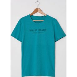 T-shirt z nadrukiem - Turkusowy. Niebieskie t-shirty męskie House, s, z nadrukiem, bez kołnierzyka. W wyprzedaży za 29,99 zł.