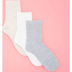 Skarpetki z błyszczącą nitką 3 pack - Jasny szar. Skarpetki damskie Reserved. Za 29,99 zł.