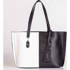 Elegancki shopper z przywieszką monnari. Czarne torby damskie na zakupy Monnari, bez wzorów, eleganckie, bez dodatków. W wyprzedaży za 71,60 zł.