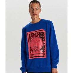 Bluza z neonowym nadrukiem - Niebieski. Niebieskie bluzy męskie Cropp, s, z nadrukiem, bez kołnierzyka, bez rękawów, bez kaptura. Za 99,99 zł.