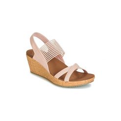 Sandały Skechers BEVERLEE. Różowe sandały damskie Skechers, bez wzorów, bez obcasa, bez zapięcia. W wyprzedaży za 159,20 zł.