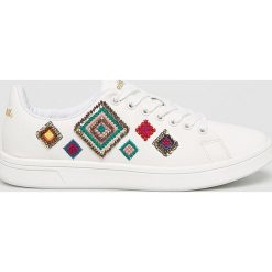 Desigual - Tenisówki. Białe trampki i tenisówki damskie marki Desigual, z haftami, z gumy, na sznurówki. Za 349,90 zł.