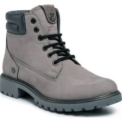 Trapery WRANGLER - Creek Laminated WL92501A Grey 055. Szare trapery damskie Wrangler, z nubiku, klasyczne. W wyprzedaży za 279,00 zł.