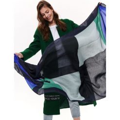 CHUSTA DAMSKA. Szare chusty damskie marki Top Secret, na lato, bez wzorów, z tkaniny, eleganckie. Za 59,99 zł.