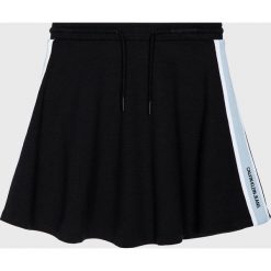 Calvin Klein Jeans - Spódnica dziecięca 116 - 176 cm. Czarne spódniczki dziewczęce Calvin Klein Jeans, bez wzorów, z elastanu, mini, rozkloszowane. W wyprzedaży za 199,90 zł.