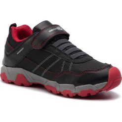 Sneakersy GEOX - J Magnetar B.Wpf A J94ACA 050BU C0048 S Black/Red. Czarne trampki chłopięce Geox, bez wzorów, ze skóry ekologicznej, na rzepy. W wyprzedaży za 219,00 zł.