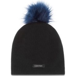 Czapka CALVIN KLEIN - 2 Clrs Pom Beani K60K604715 001. Niebieskie czapki damskie Calvin Klein, bez wzorów, z wiskozy. W wyprzedaży za 139,00 zł.