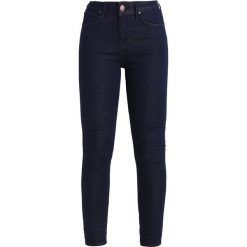 Lee SUPER HIGH WAIST Jeans Skinny Fit coated denim. Czarne rurki damskie Lee, z elastanu, z podwyższonym stanem. W wyprzedaży za 287,10 zł.