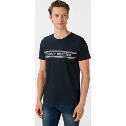 Tommy Hilfiger Koszulka Niebieski. Niebieskie podkoszulki męskie TOMMY HILFIGER, xl, z nadrukiem, z bawełny, bez kołnierzyka, krótkie. Za 187,95 zł.