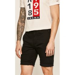 Tommy Jeans - Szorty. Spodenki i szorty męskie Tommy Jeans, bez wzorów, z elastanu, casualowe. W wyprzedaży za 219,90 zł.