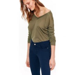 LUŹNY SWETER Z BŁYSZCZĄCĄ NITKĄ. Brązowe swetry oversize damskie marki Top Secret, na wiosnę, z jeansu, eleganckie. W wyprzedaży za 49,99 zł.