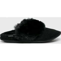 Crocs - Kapcie. Brązowe kapcie damskie Crocs, bez wzorów, z materiału, bez obcasa. W wyprzedaży za 129,90 zł.
