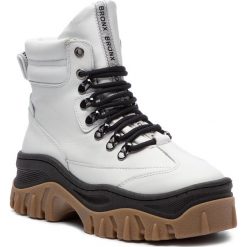 Trapery BRONX - 47174-A BX 1553 White/Black/Gum 2959. Białe trapery damskie marki Bronx, ze skóry, klasyczne, bez obcasa, bez zapięcia. W wyprzedaży za 419,00 zł.