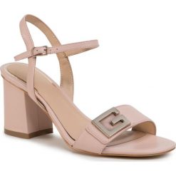 Sandały Guess Mack FL6MCK LEA03. Białe klapki damskie Guess, z aplikacjami, bez obcasa. W wyprzedaży za 509,00 zł.