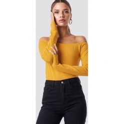 NA-KD Basic Top z odkrytymi ramionami - Yellow. Żółte topy damskie marki NA-KD Basic, bez wzorów, z klasycznym kołnierzykiem. W wyprzedaży za 43,77 zł.