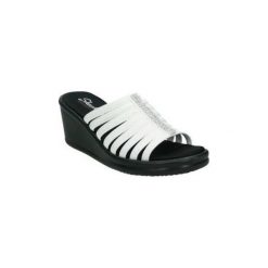 Sandały Skechers 38562-WHT. Białe sandały damskie Skechers, bez wzorów, bez obcasa, bez zapięcia. Za 175,48 zł.