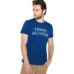 Tommy Hilfiger Graphic Koszulka Niebieski. Niebieskie podkoszulki męskie TOMMY HILFIGER, xl, z nadrukiem, z bawełny, bez kołnierzyka, krótkie. Za 206,95 zł.