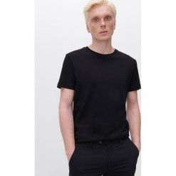 T-shirt basic z bawełny - Czarny. Czarne t-shirty męskie Reserved, s, bez wzorów, z bawełny, bez kołnierzyka. Za 69,99 zł.