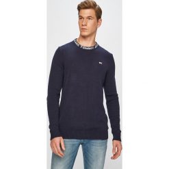 Tommy Jeans - Sweter. Niebieskie swetry męskie Tommy Jeans, xl, bez wzorów, z bawełny, z okrągłym kołnierzem, bez kaptura. W wyprzedaży za 219,90 zł.