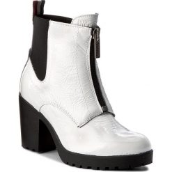 Botki TOMMY HILFIGER - DENIM Boo 3A FW0FW01344 White 100. Białe botki damskie na obcasie marki TOMMY HILFIGER, z denimu, na zamek. W wyprzedaży za 379,00 zł.