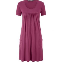 Sukienka shirtowa, krótki rękaw bonprix jeżynowy. Fioletowe sukienki damskie bonprix, bez wzorów, bez kołnierzyka, z krótkim rękawem, krótkie, mini. Za 74,99 zł.