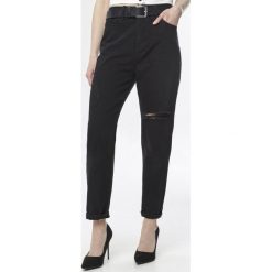 Czarne Jeansy Mom Fit Caprio. Czarne jeansy damskie Born2be, w paski, z jeansu, z podwyższonym stanem. Za 99,99 zł.