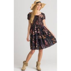 SUKIENKA EMPORIO ARMANI. Czarne sukienki damskie Emporio Armani, na imprezę, bez wzorów, z bawełny, z okrągłym kołnierzem, bez rękawów, mini. Za 869,50 zł.