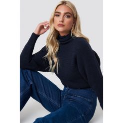 NA-KD Sweter z dzianiny z wywijanym golfem - Navy. Niebieskie golfy damskie marki NA-KD, z dzianiny. Za 121,95 zł.