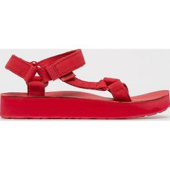 Teva - Sandały Midform Universal. Czerwone klapki damskie Teva, bez wzorów, ze skóry, bez obcasa, na platformie. W wyprzedaży za 249,90 zł.