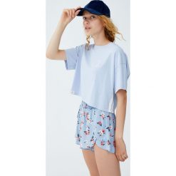 Koszulka z lampasami i haftem. Szare koszulki damskie Pull&Bear, z haftami, bez kołnierzyka, z krótkim rękawem. Za 34,90 zł.