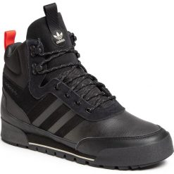 Buty adidas - Baara Boot EE5530 Cblack/Cblack/Cblack. Czarne półbuty męskie Adidas, na co dzień, bez wzorów, z zamszu, bez zapięcia. W wyprzedaży za 359,00 zł.