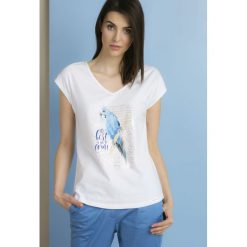 Bluzka z papugą. Niebieskie bluzki damskie Monnari, z napisami, z dekoltem w serek. Za 39,95 zł.