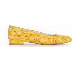 Kwiatowe balerinki z ostrym noskiem - skóra naturalna - model 050 - kolor żółte kwiaty. Żółte baleriny damskie Zapato, w kwiaty, ze skóry, bez obcasa. Za 309,00 zł.