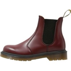 Dr. Martens 2976 Botki cherry red. Czerwone botki damskie skórzane marki Dr. Martens, klasyczne. Za 629,00 zł.