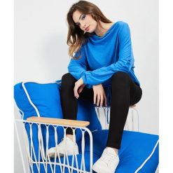 Bluzka oversize z długim rękawem. Niebieskie bluzki damskie Moodo, xs, bez wzorów, z bawełny, bez kołnierzyka, z długim rękawem. Za 44,99 zł.