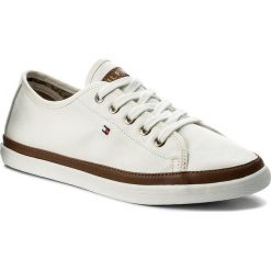 Tenisówki TOMMY HILFIGER - Iconic Kesha Sneaker FW0FW02823 Whisper White 121. Białe półbuty damskie TOMMY HILFIGER, bez wzorów, z gumy, bez zapięcia. W wyprzedaży za 179,00 zł.